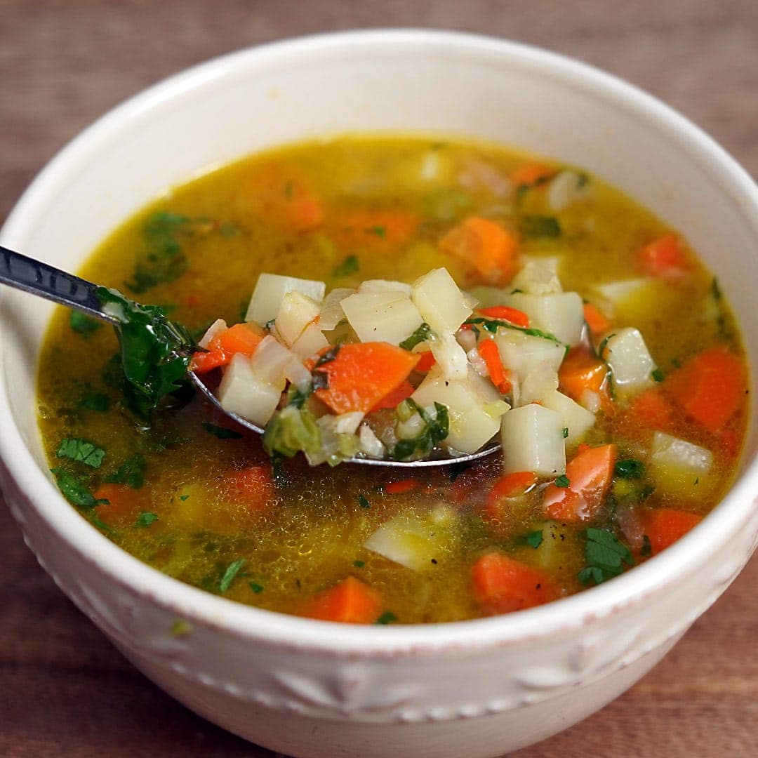 15 Minute Veggie Soup via @eatahfood