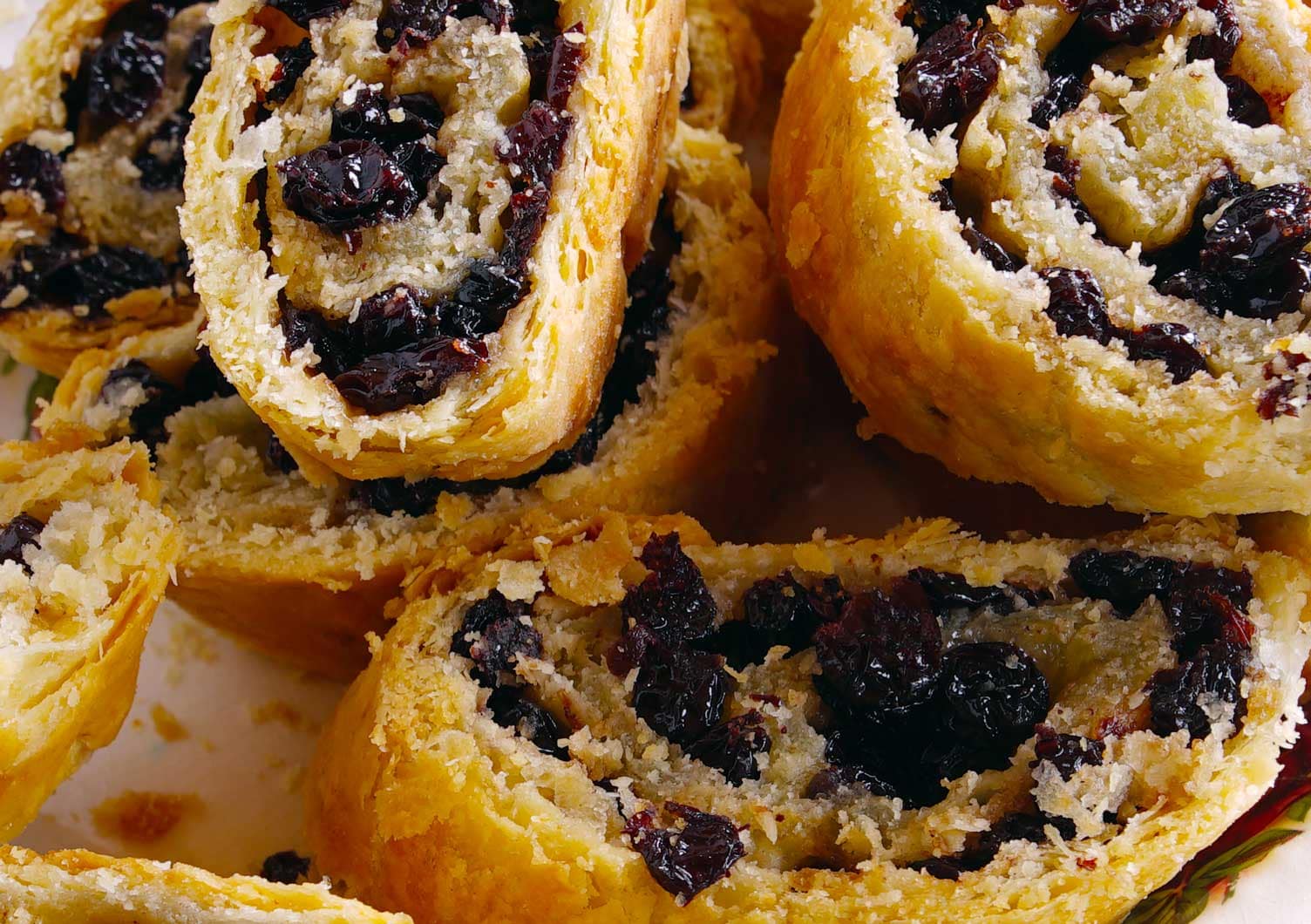 Currants Roll Recipe via @eatahfood