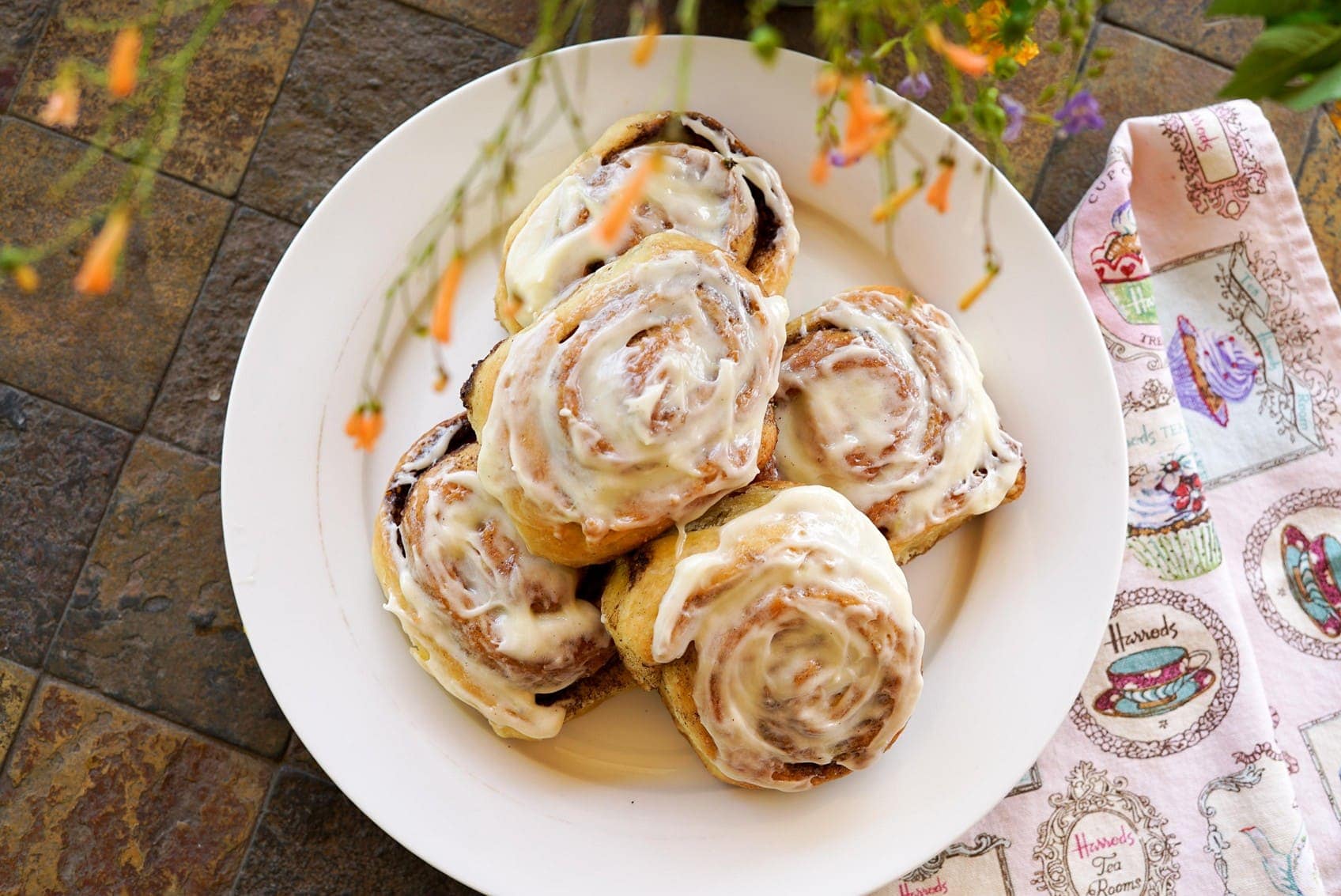 Amazing Cinnamon Buns with Cream Cheese Glaze via @eatahfood
