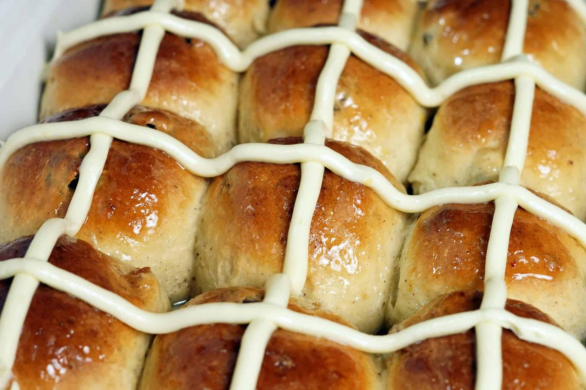 Fluffy Hot Cross Buns via @eatahfood