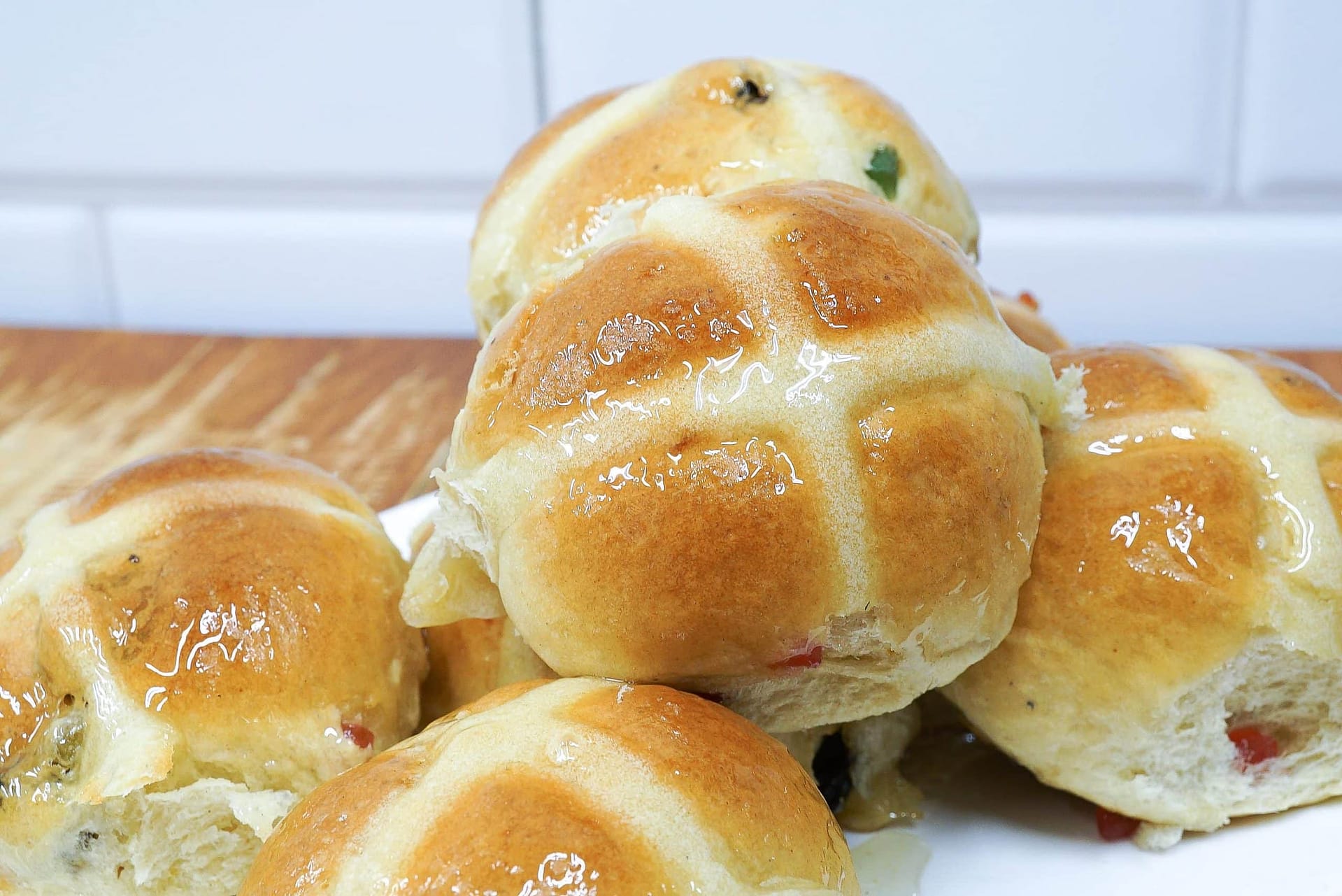 Traditional Hot Cross Buns via @eatahfood
